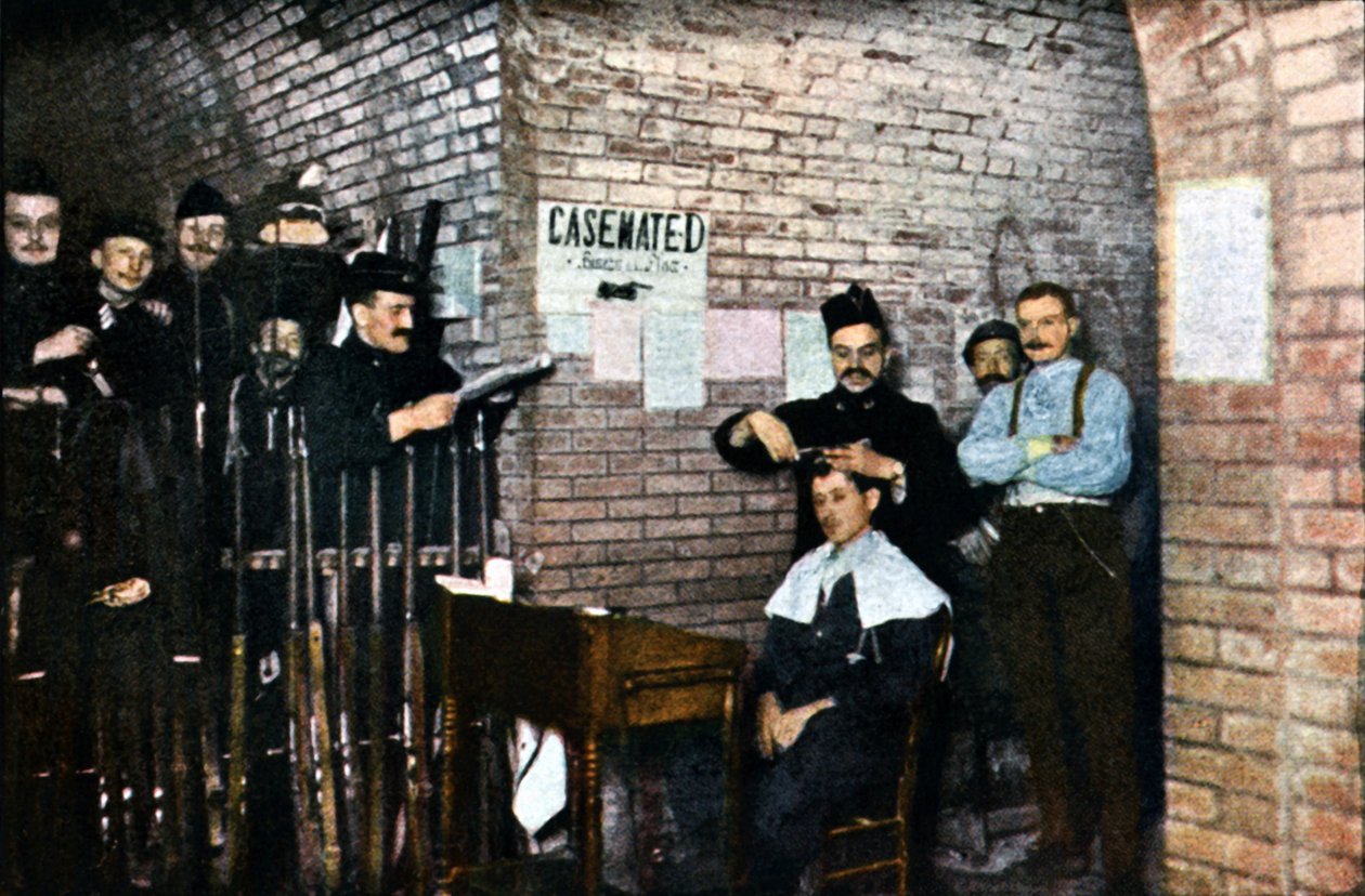 Franska soldater och en barberare i kasematterna, Verdun, september 1916 (autokrom) av Jules Gervais Courtellemont
