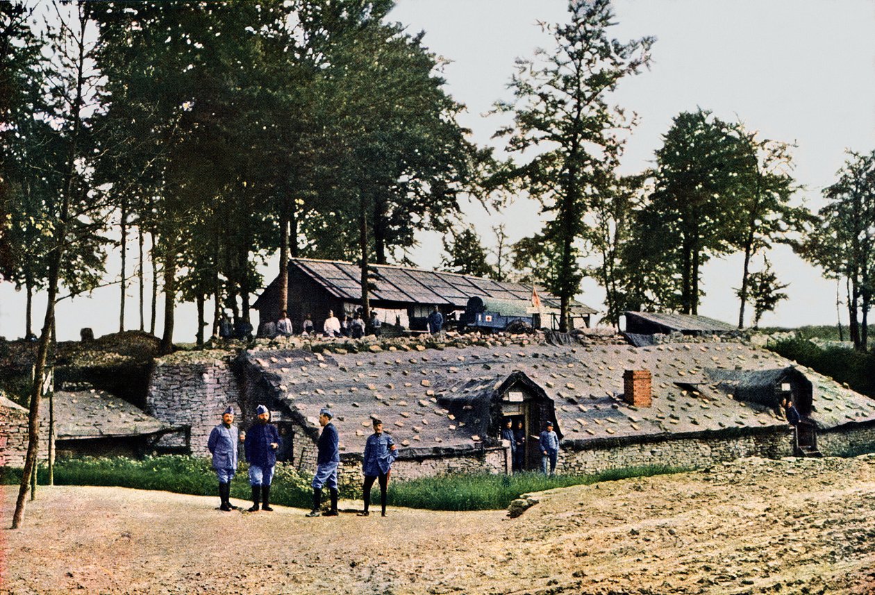 Franska soldater i en ambulansstation fyra mil bakom fronten, Verdun, 1916 (autokrom) av Jules Gervais Courtellemont