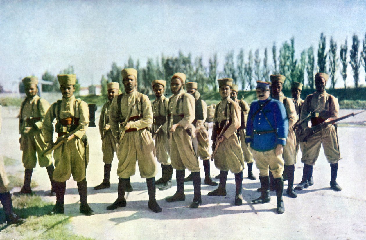 Marockanska gevärsskyttar och en fransk officer i utkanten av byn under slaget vid Marne öster om Paris, september 1914 (autokrom) av Jules Gervais Courtellemont