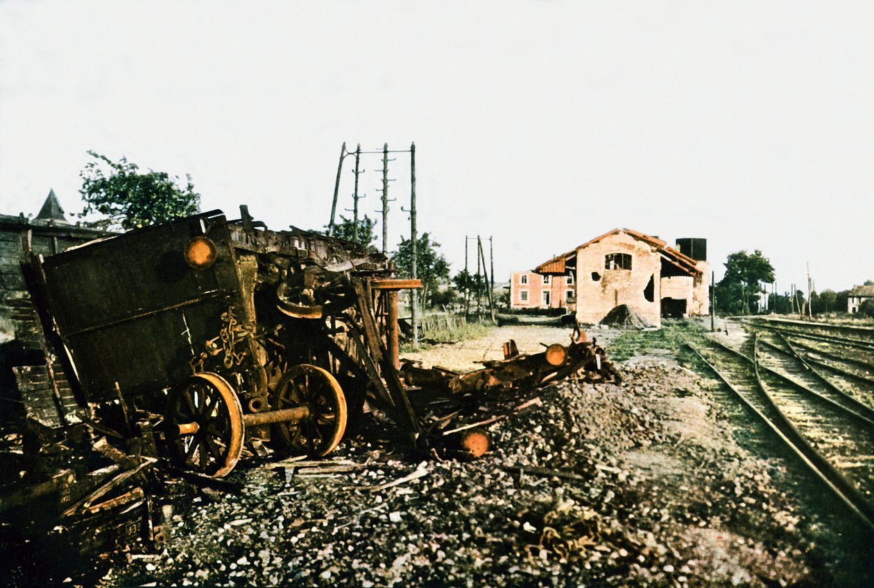 Den skadade tågstationen i Dombasle-en-Argonne väster om Verdun, september 1916 (autokrom) av Jules Gervais Courtellemont