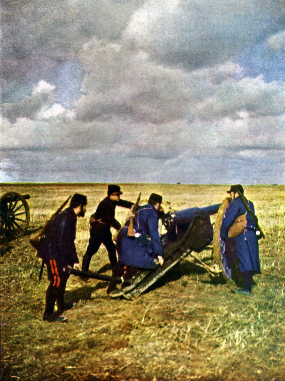Fyra franska soldater med en 90 mm kanon under slaget vid Marne öster om Paris, september 1914 (autokrom) av Jules Gervais Courtellemont