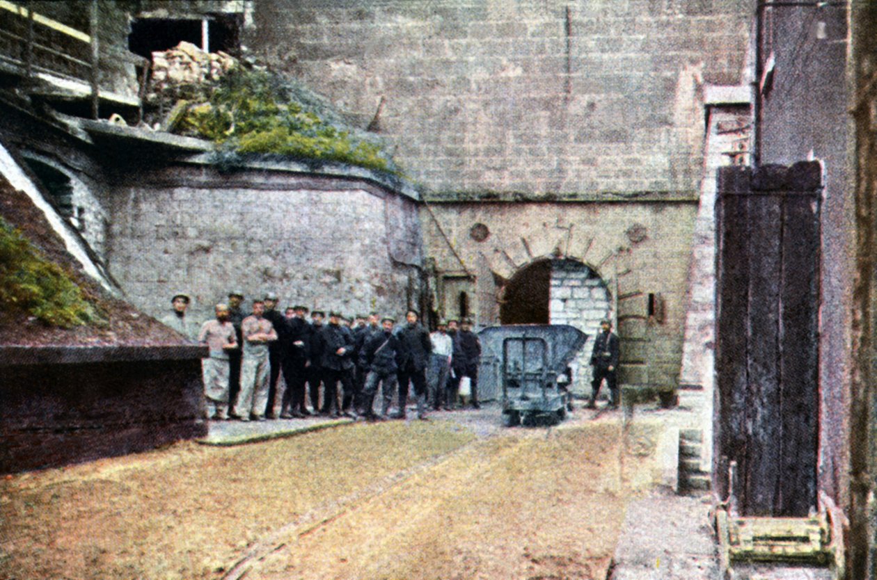 Franska soldater vid ingången till kasematten, Verdun, september 1916 (autokrom) av Jules Gervais Courtellemont