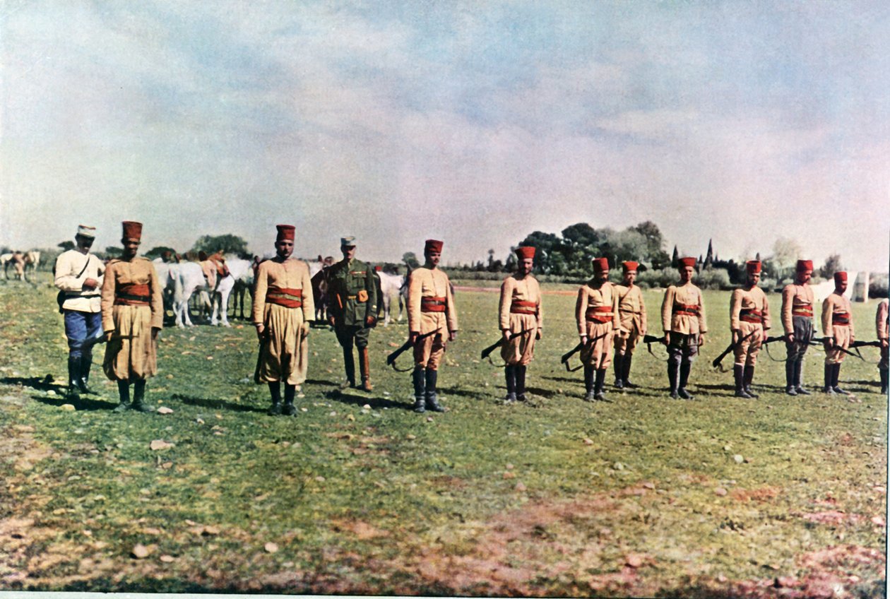 Marockanska skyttar och två franska officerare under slaget vid Marne öster om Paris, september 1914 (autokrom) av Jules Gervais Courtellemont