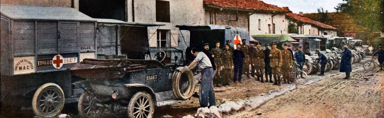 USA:s postkontor och ambulansbilar med Röda Korset i Dieue-sur-Meuse norr om Verdun, september 1916 (autokrom) av Jules Gervais Courtellemont