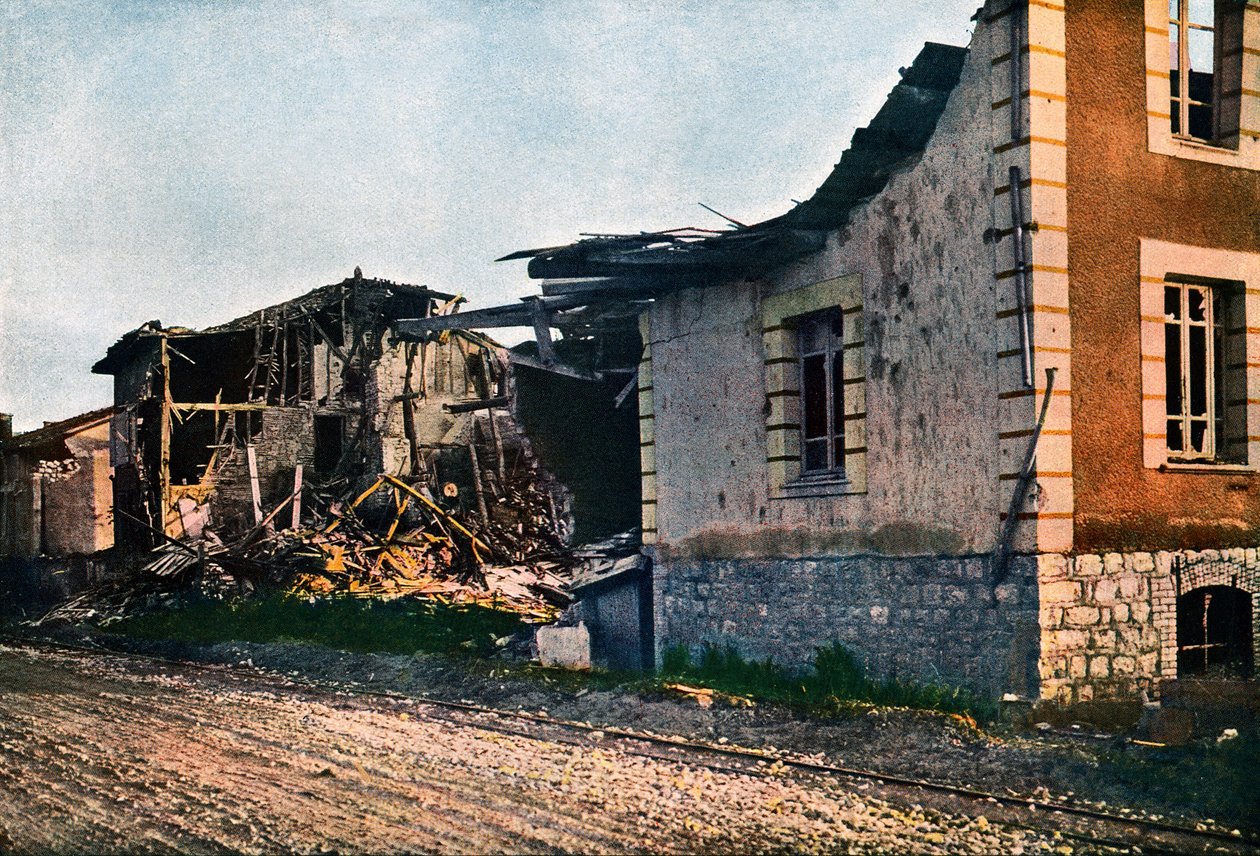 Den förstörda byn Dombasle-en-Argonne väster om Verdun, september 1916 (autokrom) av Jules Gervais Courtellemont