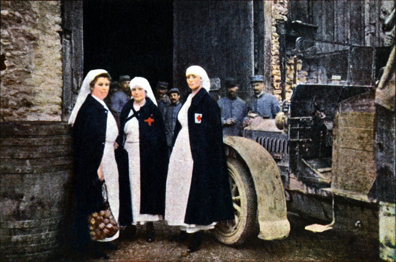 Tre kvinnor som bär Röda Korset och den franska ambulanspersonalen med ett fordon, Verdun, september 1916 (autokrom) av Jules Gervais Courtellemont