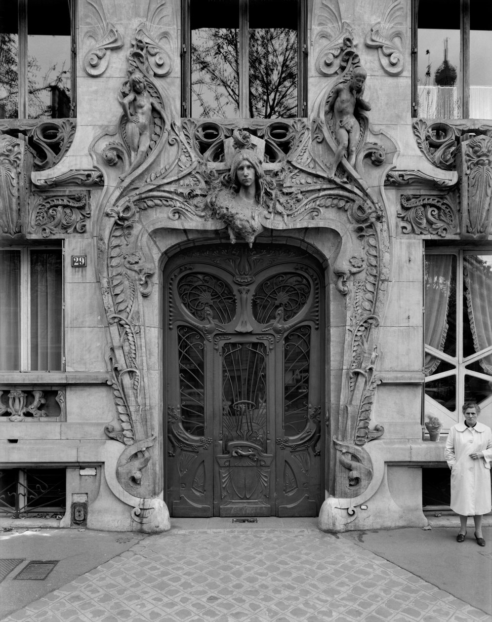 Entrédörr till lägenheterna på 29 Avenue Rapp, designade 1901 av Jules Lavirotte