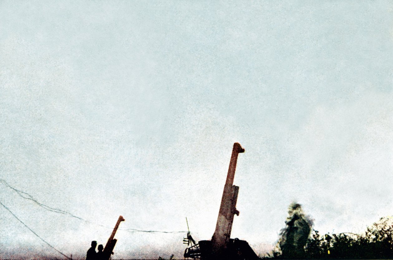 Luftvärnskanoner i aktion: sedan den 21 februari sköts 25 flygplan och en ballongdrake ner av batterierna, Verdun, september 1916 (autokrom) av Jules Gervais Courtellemont