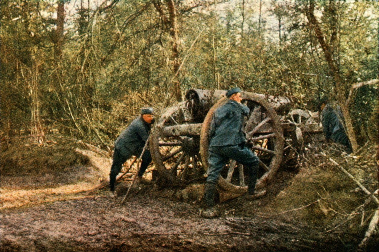 Tre franska soldater i skogen med en haubits, Verdun, september 1916 (autokrom) av Jules Gervais Courtellemont