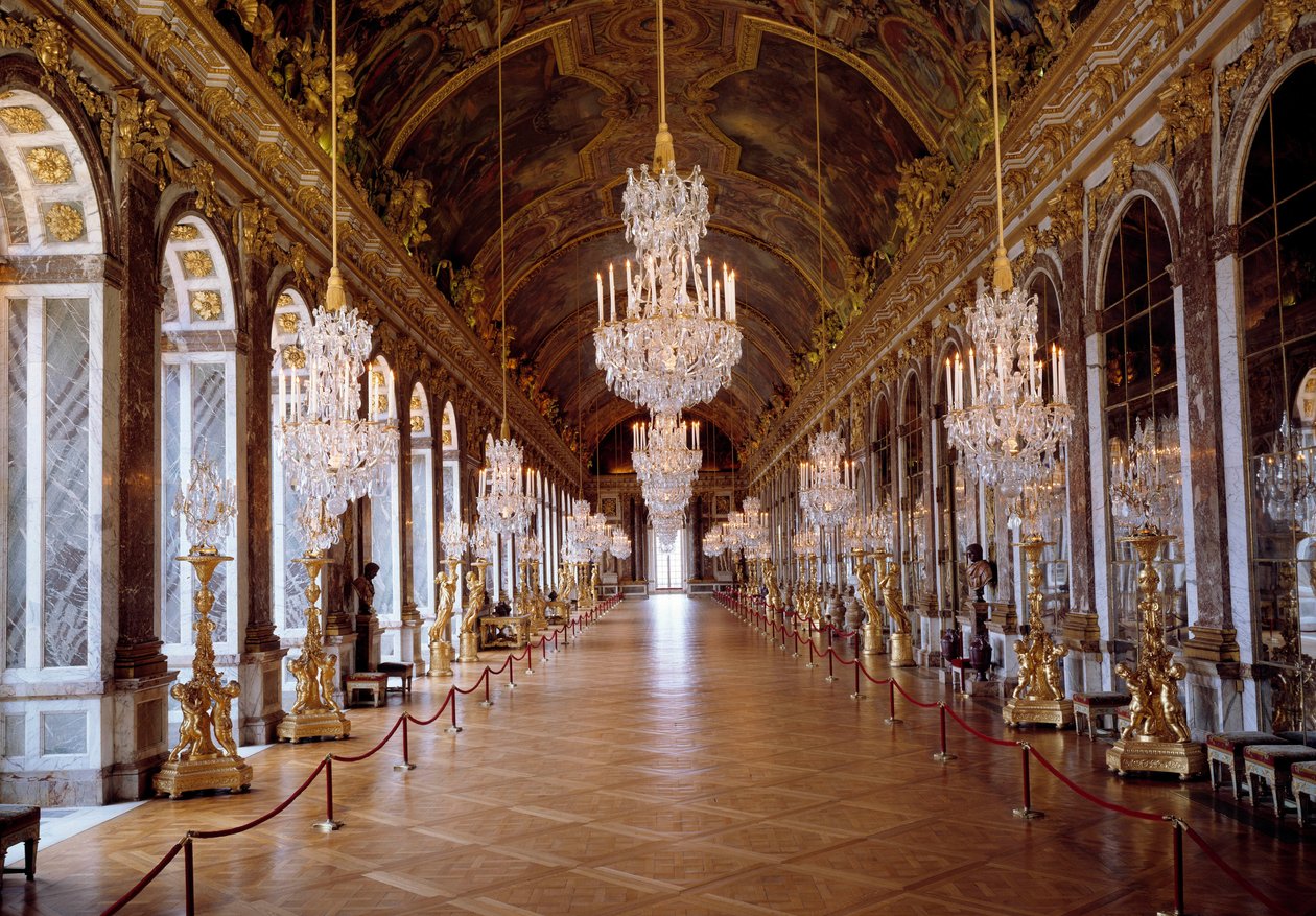 Arkitektur: utsikt över Galerie des Glaces i Versailles restaurerad av arkitekten Jules Hardouin-Mansart och byggd från 1678 till 1684. Versailles slott, Versailles av Jules Hardouin Mansart
