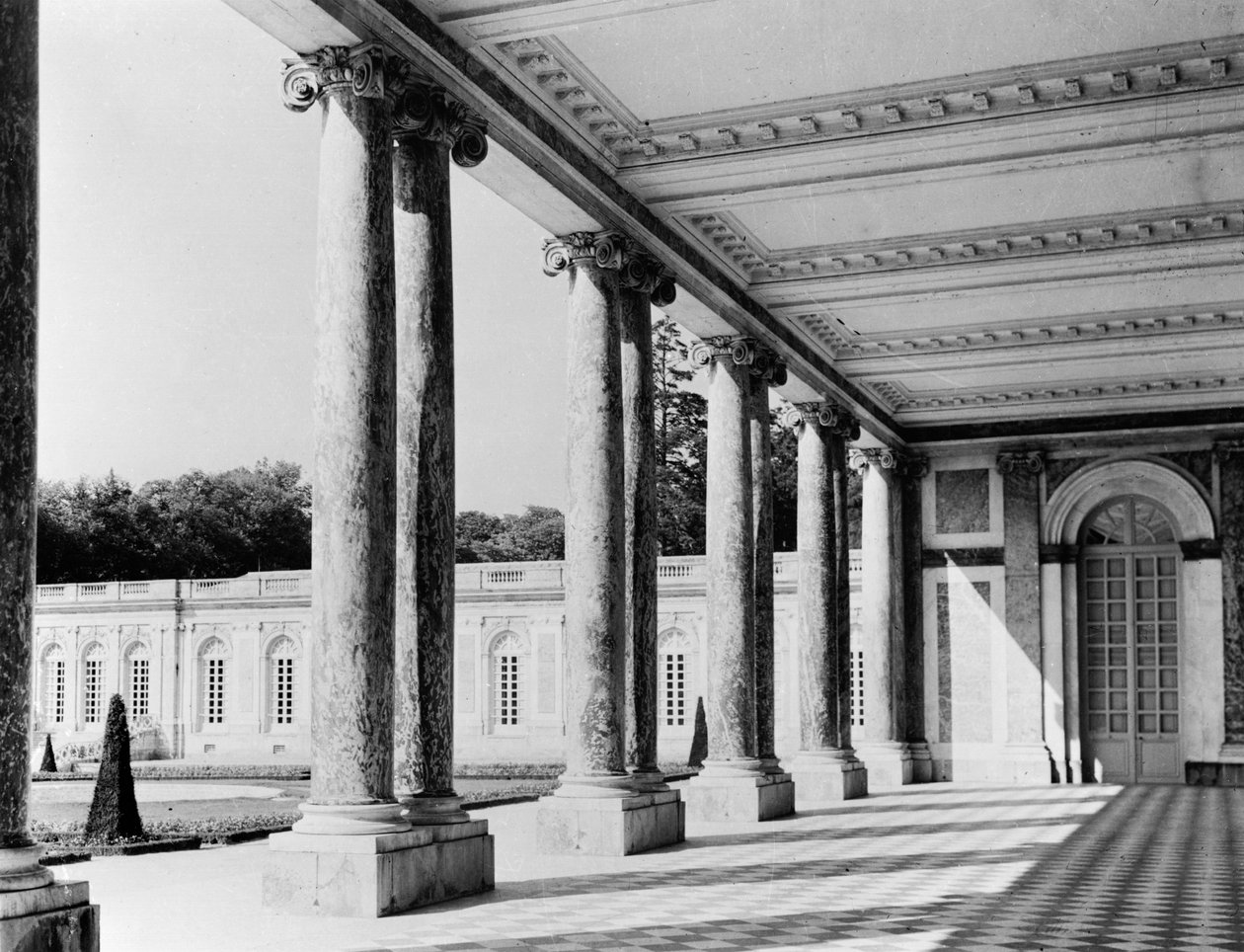 Utsikt över peristylen och den vänstra flygeln av Grand Trianon, 1687-88 av Jules Hardouin Mansart