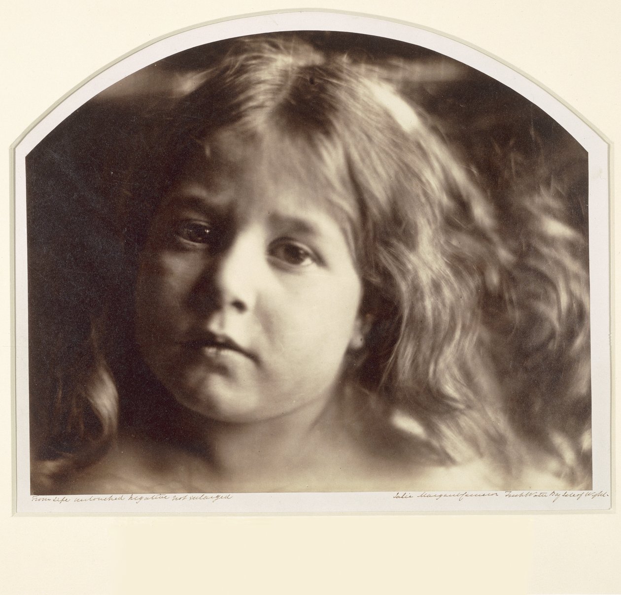Porträtt av en ung flicka (albumintryck från ett kollodium-på-glas negativ) av Julia Margaret Cameron