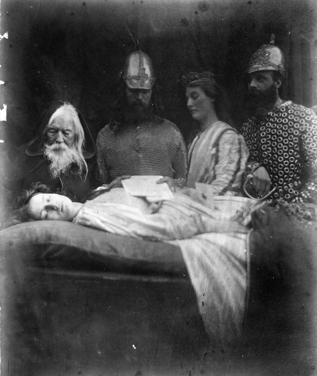 Elaines död, illustration från Alfred Lord Tennysons "Kungens idyller", 1875 (albumenprint) av Julia Margaret Cameron