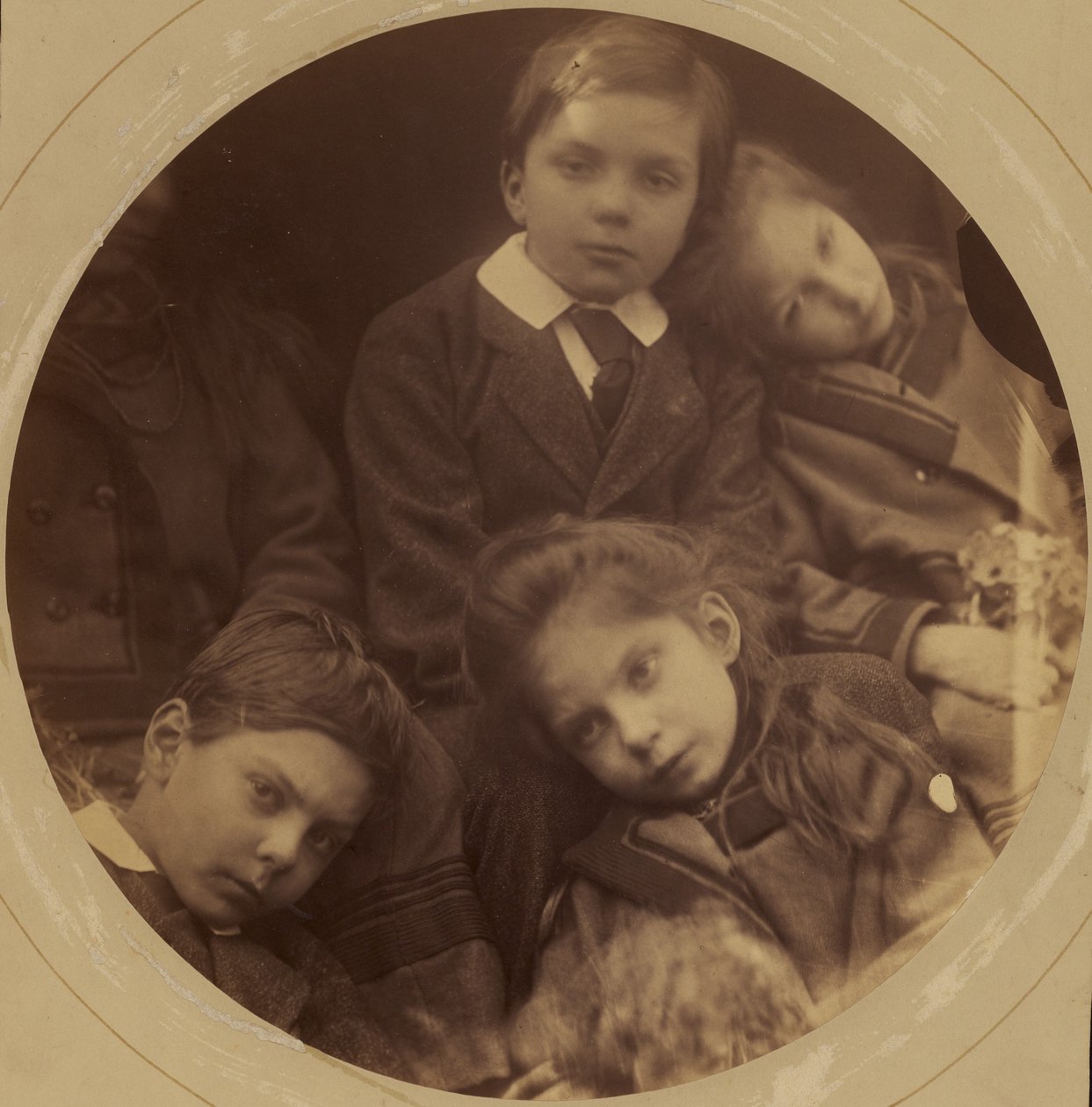 [Barn till Charles Loyd Norman och Julia Cameron Norman: George, Archie, Charlotte och Adeline] av Julia Margaret Cameron