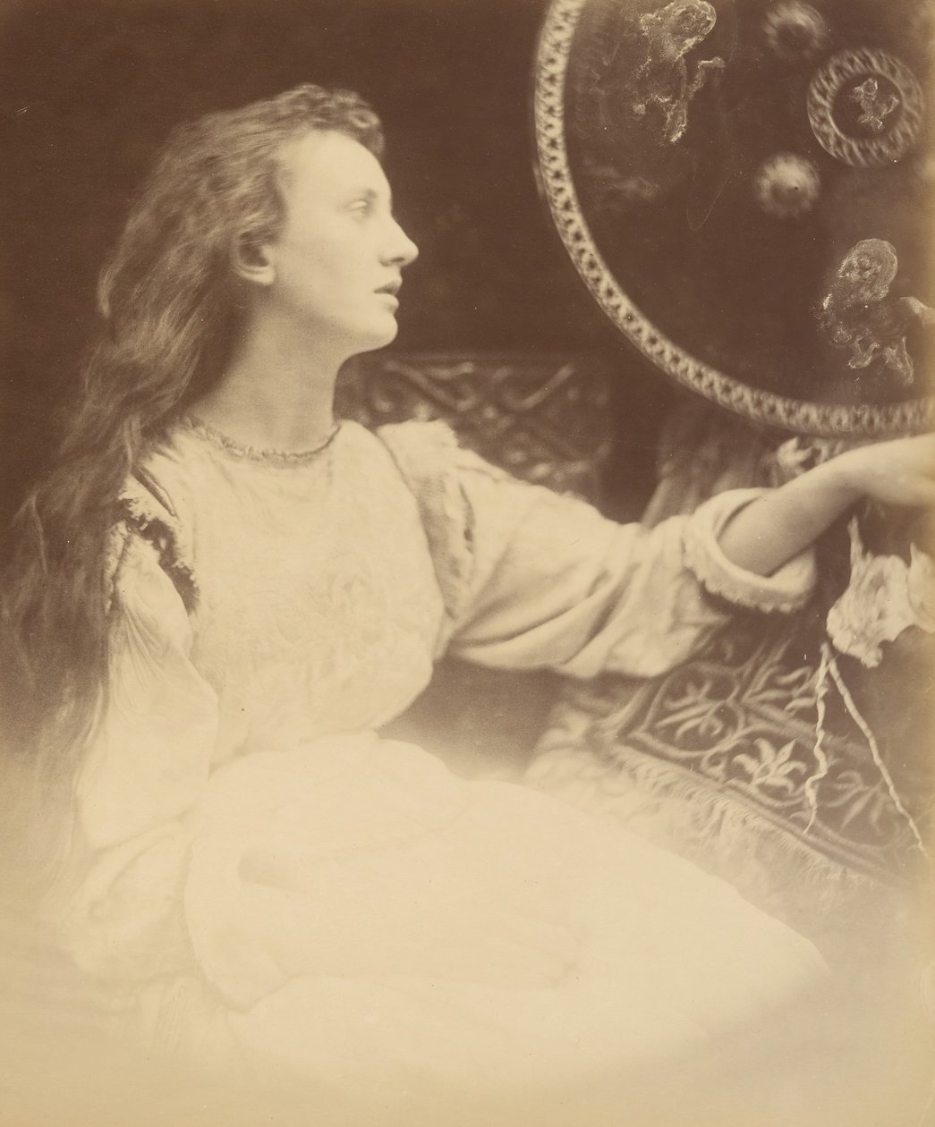 Elaine the Lily - Maid of Astolat, 1874. av Julia Margaret Cameron