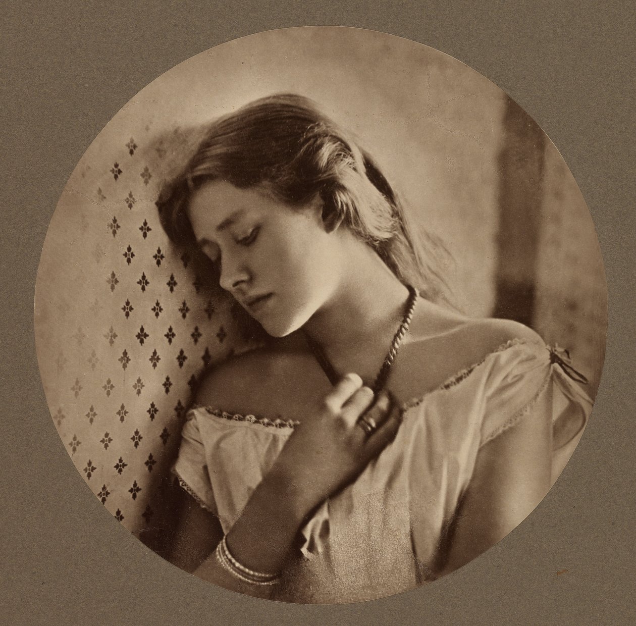[Ellen Terry vid sexton års ålder] av Julia Margaret Cameron