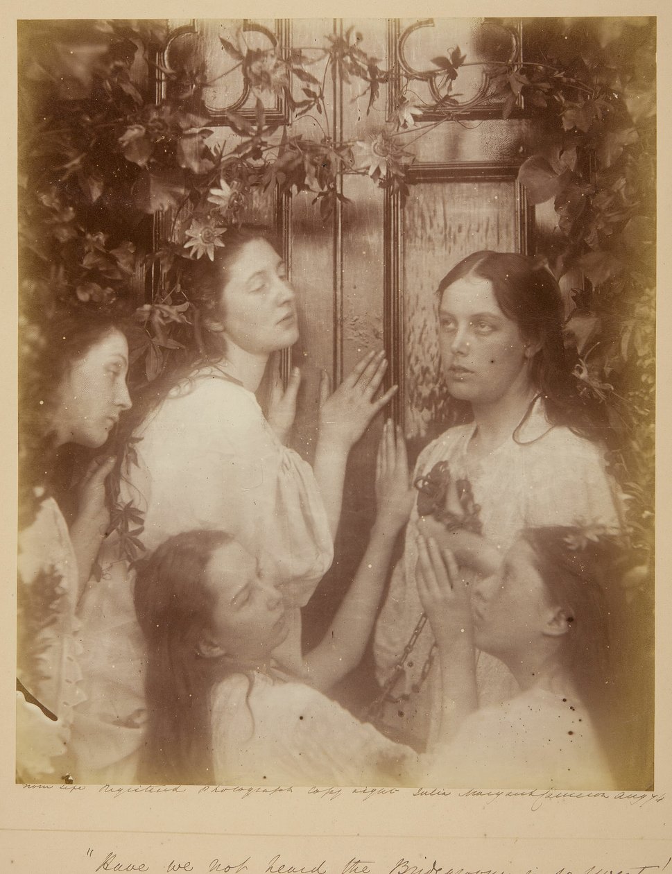 Har vi inte hört att brudgummen är så söt, augusti 1874. av Julia Margaret Cameron