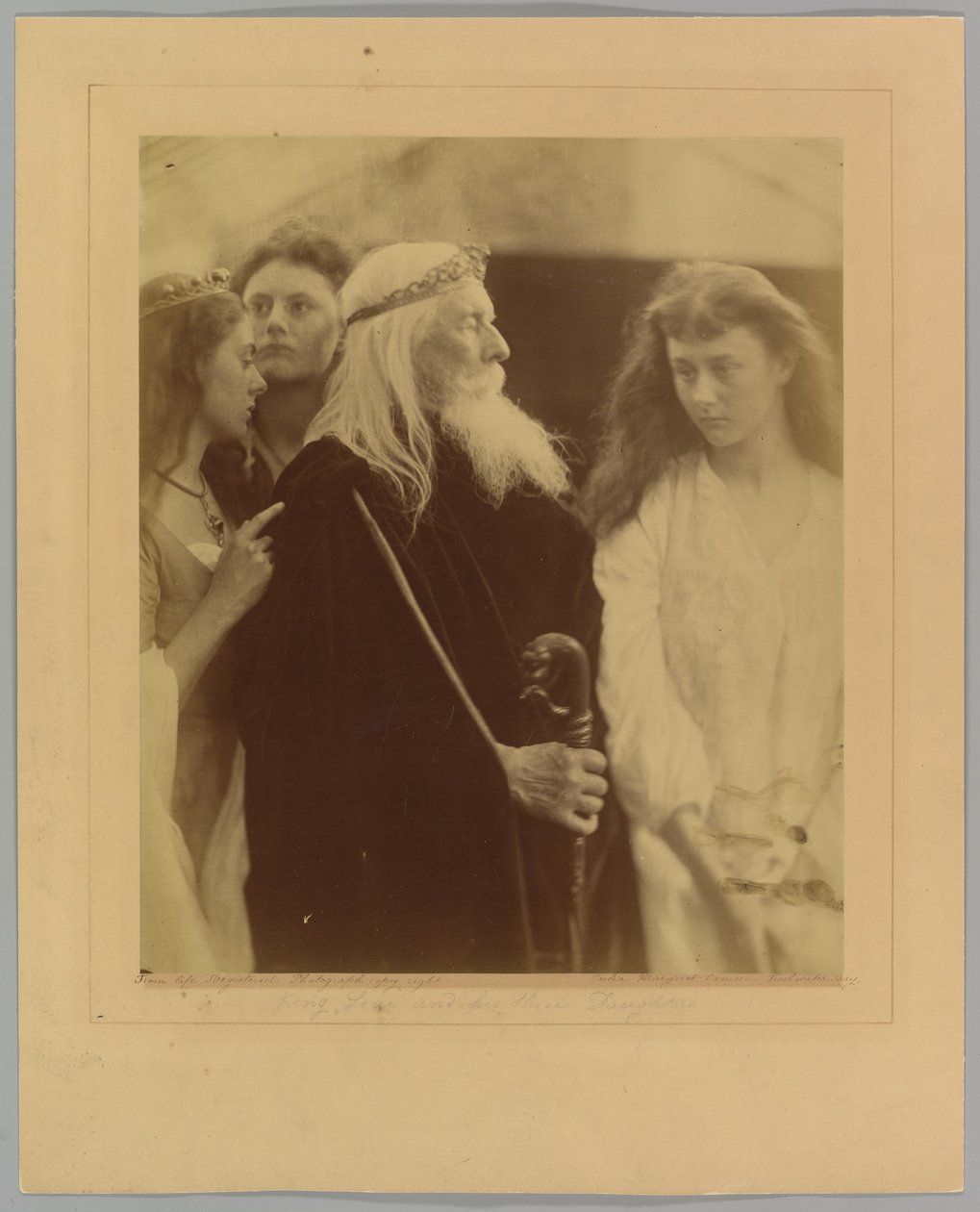 Kung Lear fördelar sitt rike mellan sina tre döttrar av Julia Margaret Cameron