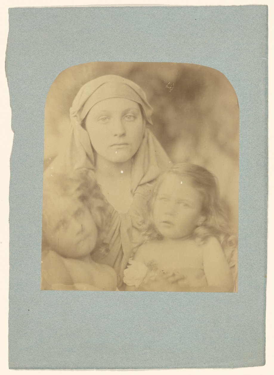 [Madonna med två barn] av Julia Margaret Cameron