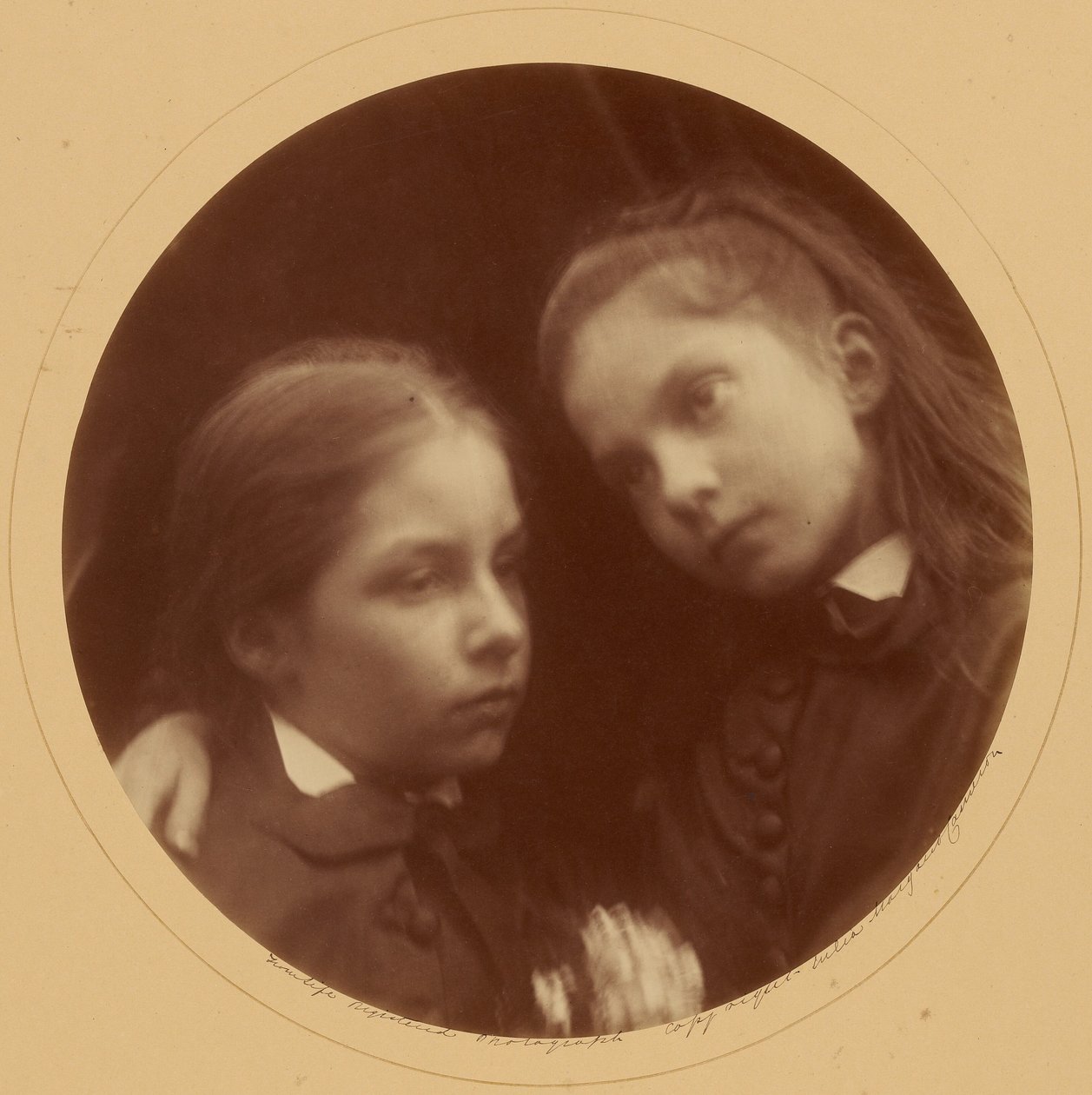 [Margaret och Adeline Norman] av Julia Margaret Cameron
