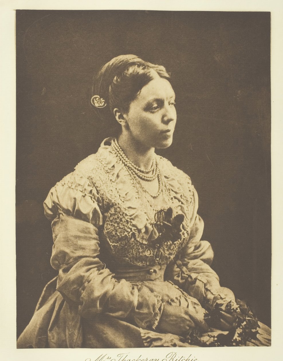 Mrs. Thackeray Ritchie, 1870, tryckt ca. 1893. av Julia Margaret Cameron