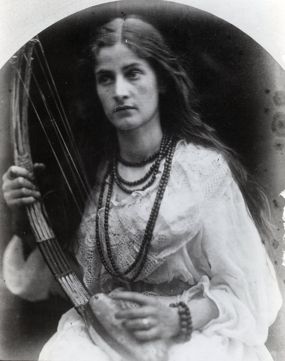 O Hark! O Hear!, illustration till "Prinsessan" av Alfred Lord Tennyson, 1875 (albumenprint) av Julia Margaret Cameron