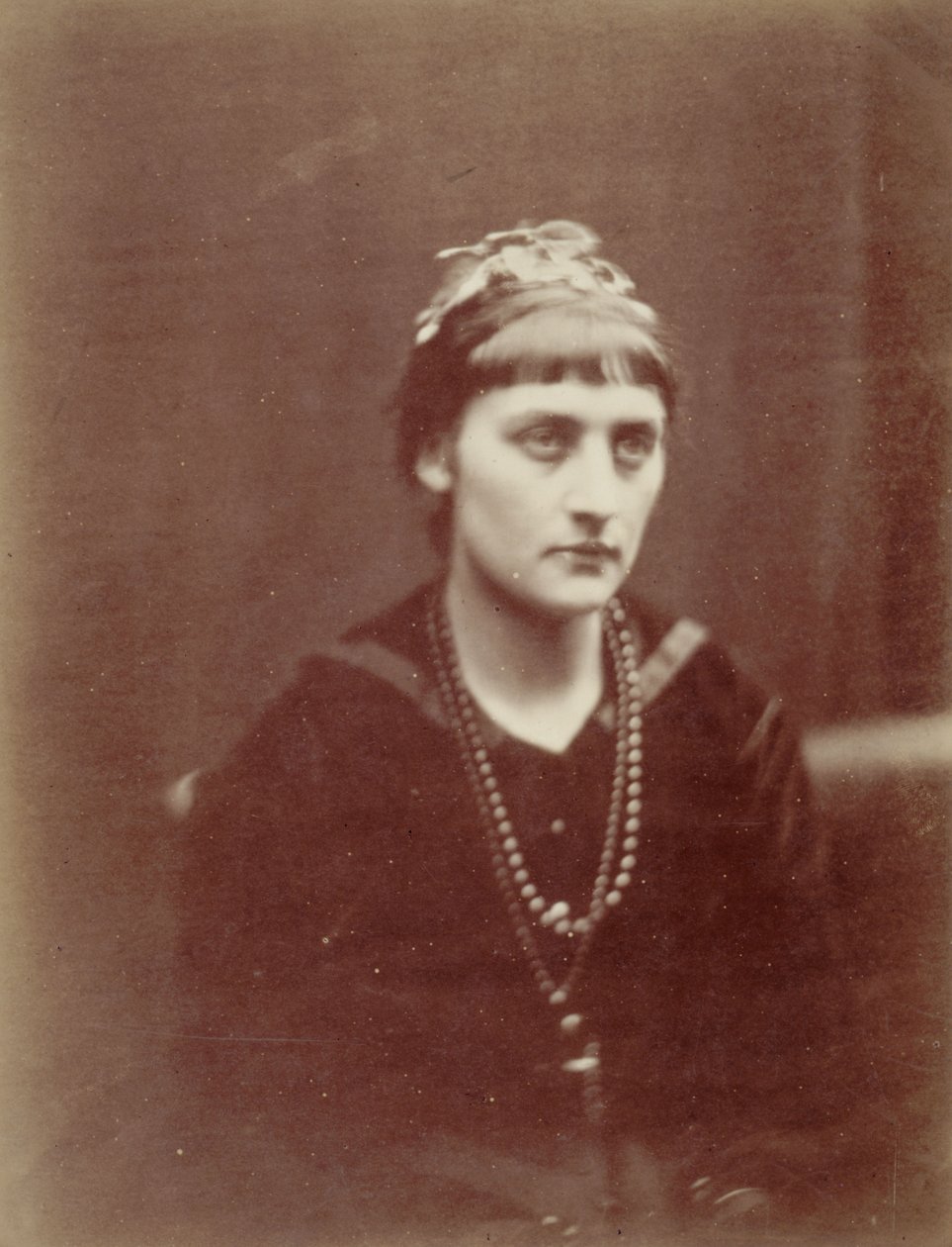 Porträtt av en kvinna med två halsband av Julia Margaret Cameron