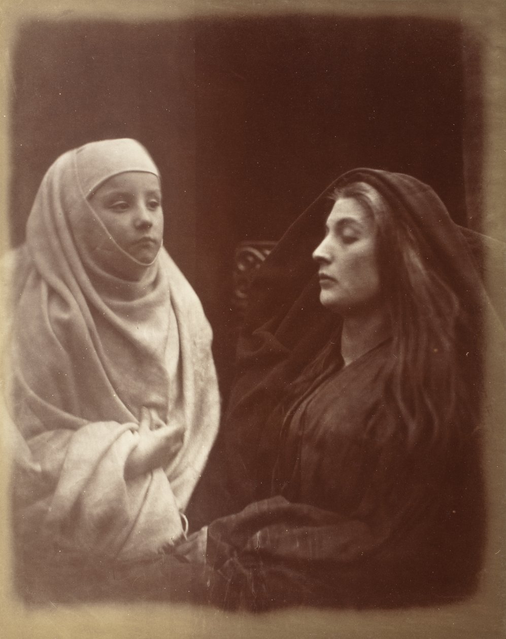 Den lilla novisen och drottning Guinevere i Almsburys heliga fattighus av Julia Margaret Cameron