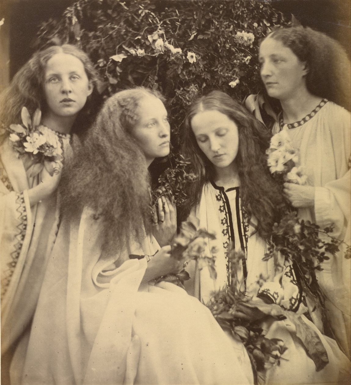 Flickornas trädgård med rosenknoppar av Julia Margaret Cameron