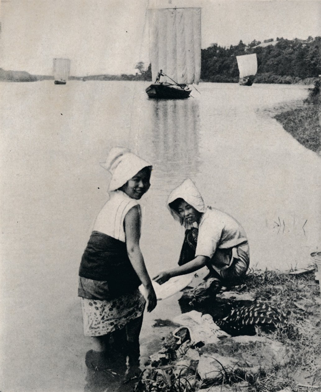 En tvättstuga vid flodkanten, c1900, 1921 av Julian Leonard Street