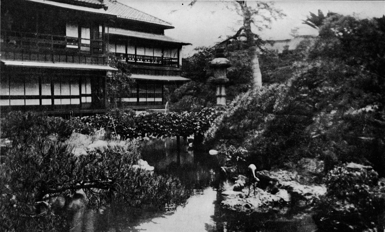 En tehusträdgård, Tokyo. Trädgårdsskötsel med tema av vulkaniskt ursprung, c1900, 1921 av Julian Leonard Street
