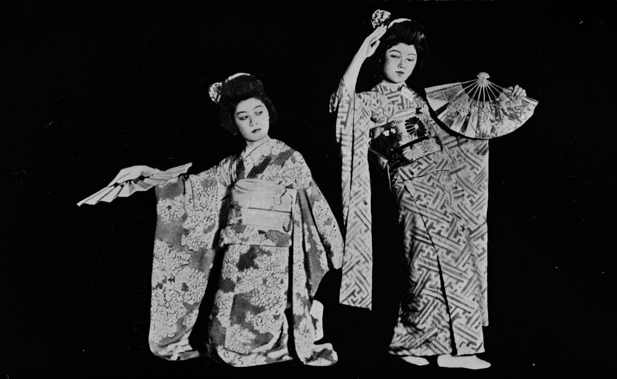 Dansande flicka Kimi-chiyo deltar i nästan varje fest i japansk stil i Tokyo c1900, 1921 av Julian Leonard Street