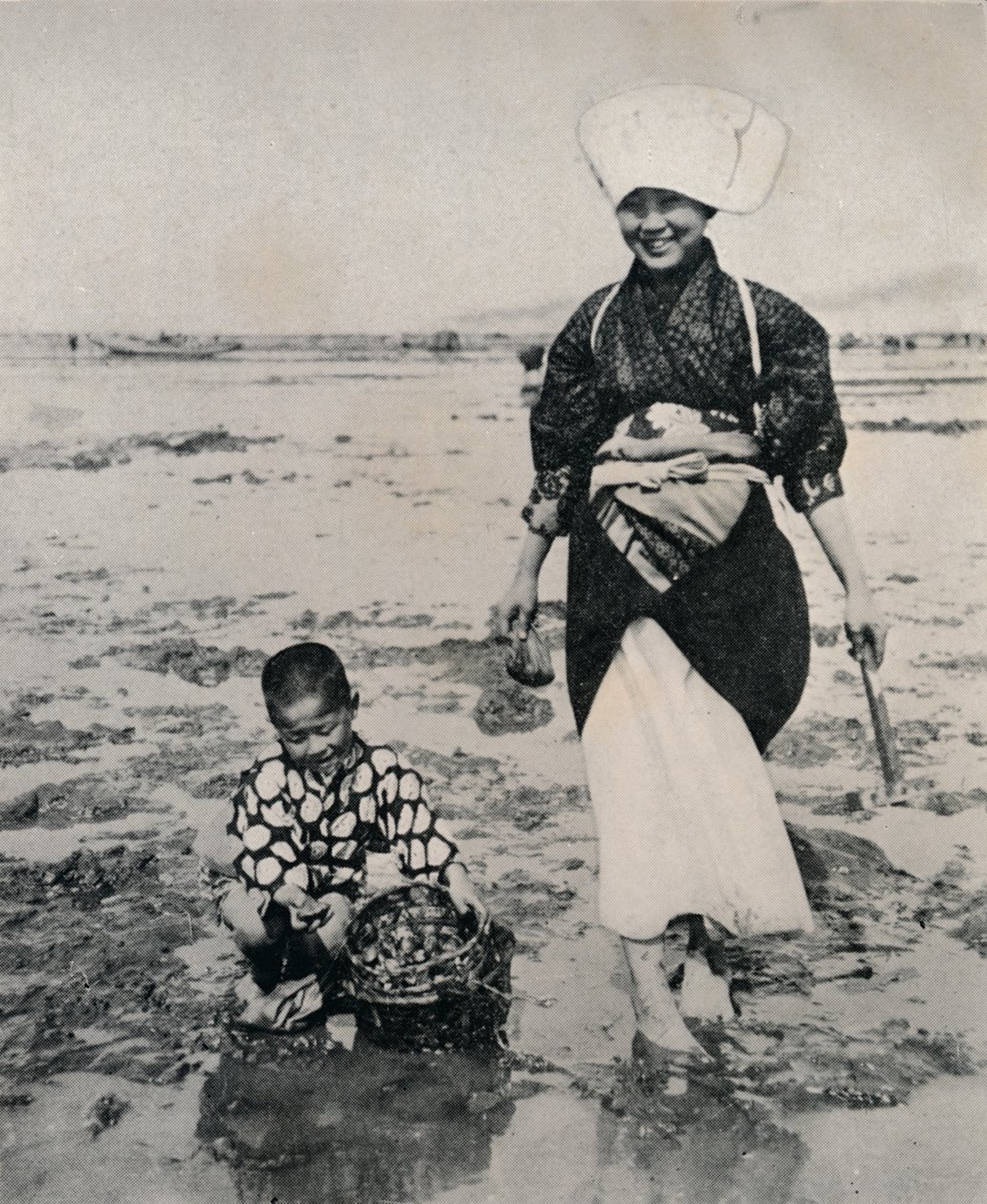 Gräver musslor vid lågvatten i Tokyobukten, c1900, 1921 av Julian Leonard Street