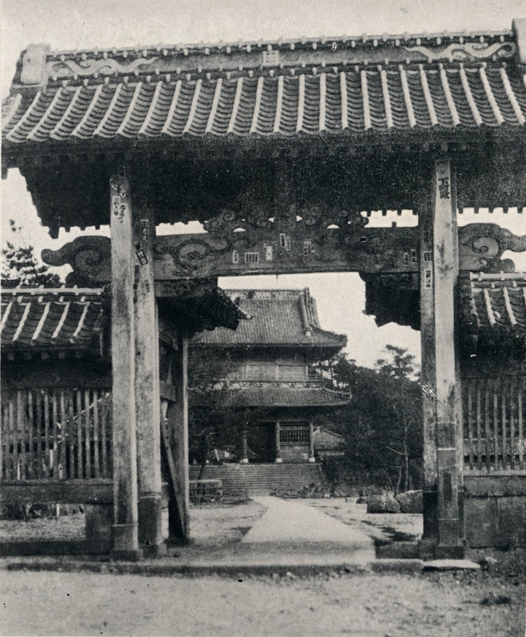 Portarna till Tanjo-ji-templet, tillägnad Nichiren, c1900, 1921 av Julian Leonard Street
