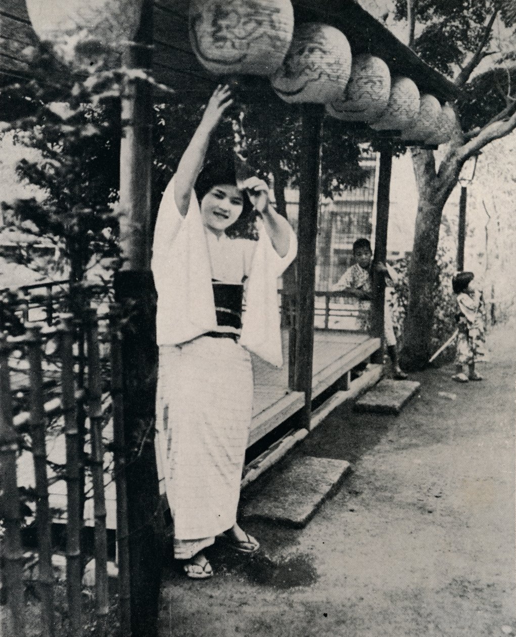 Ett sött leende från tehusbiträdet, kallad nesan - äldre syster, c1900, 1921. av Julian Leonard Street