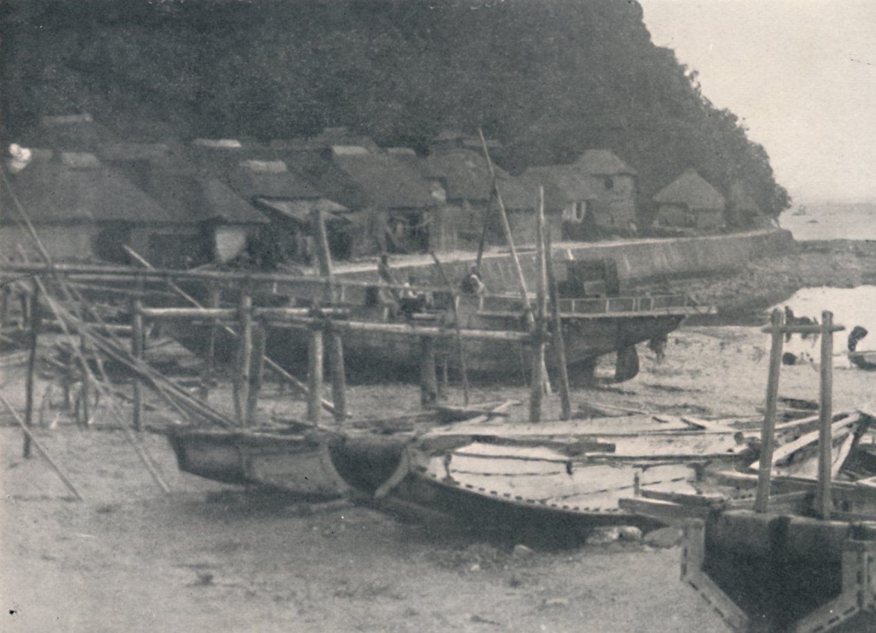 Tai-no-ura - Små hus på en marginal av sand med fiskebåtar, c1900, 1921 av Julian Leonard Street