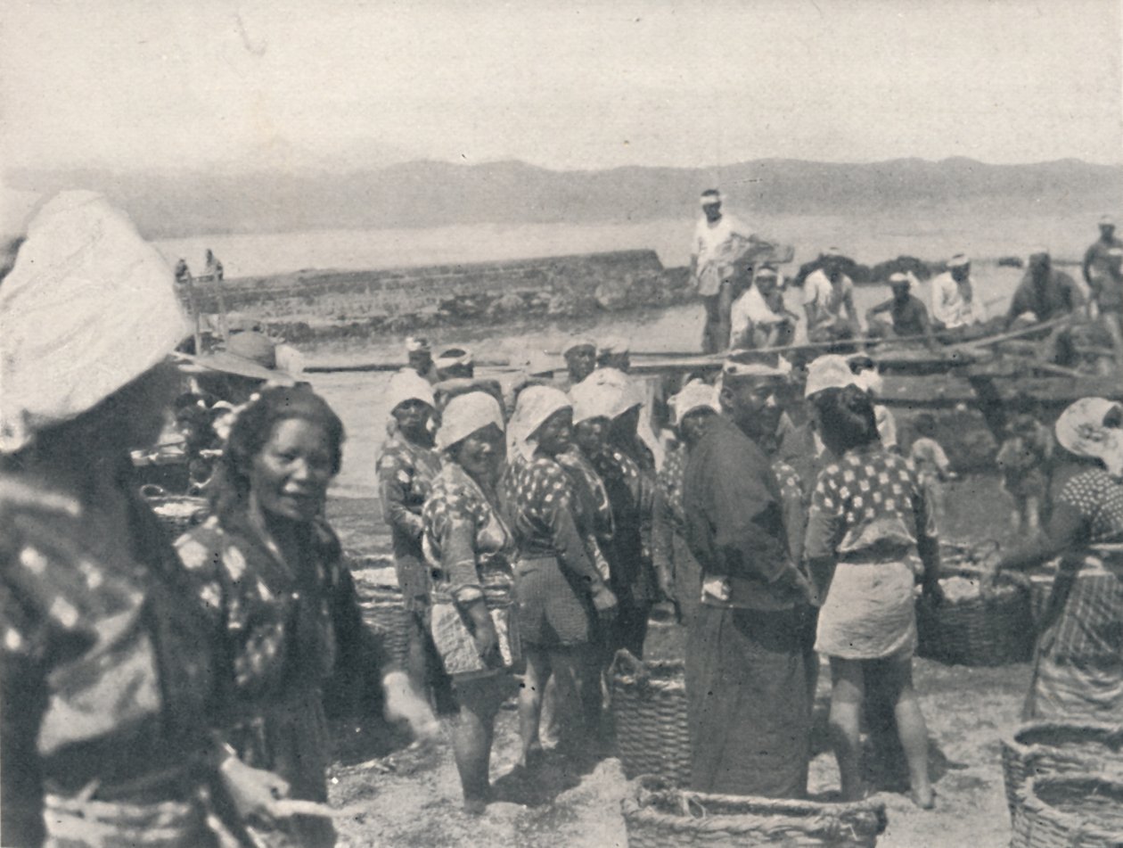 Tai-no-ura - fiskebåtar, män och kvinnor med nät och korgar, c1900, 1921. av Julian Leonard Street