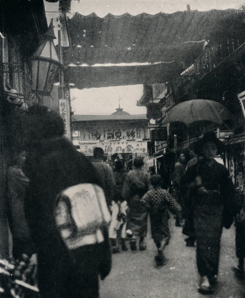 Teatergatan i Kyoto är en av de mest intressanta motorvägarna i världen, c1900, 1921 av Julian Leonard Street