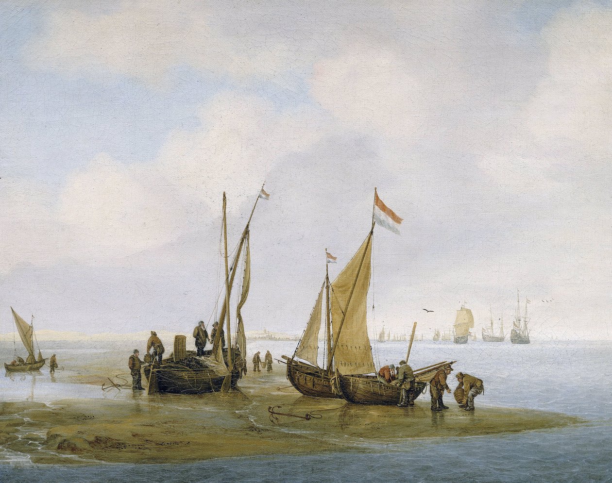Musselfiske, tre holländska fiskebåtar på stranden, varav en har seglet hissat, och grupper av fiskare sysselsatta med att underhålla och lossa båtar, längre ner på stranden bär två andra korgar fulla med musslor av Julius Porcellis