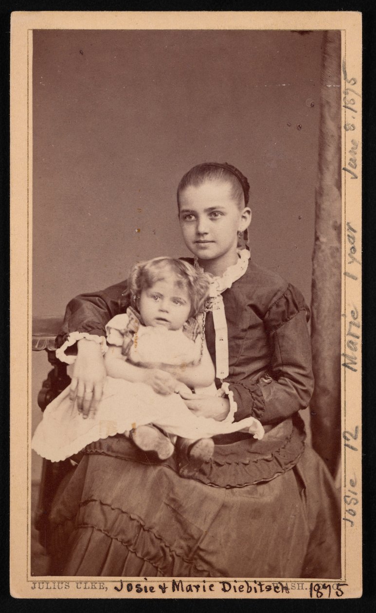 Gruppporträtt av Herman Henry Diebitschs barn, Marie och Josephine Josie, 8 juni 1875. av Julius Ulke