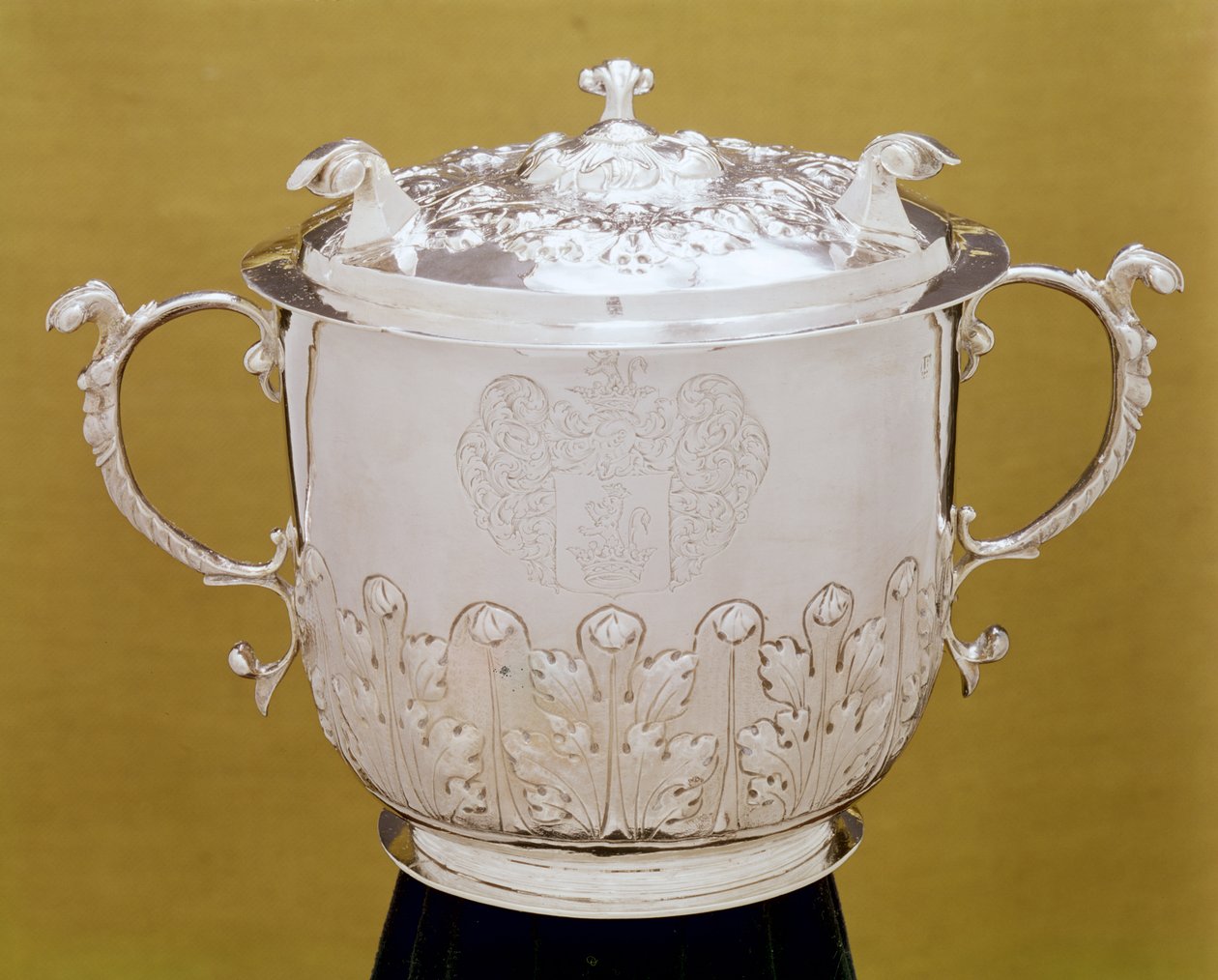 Tvåhandskopp och lock, ca 1695 (silver) av Jurian Blanck