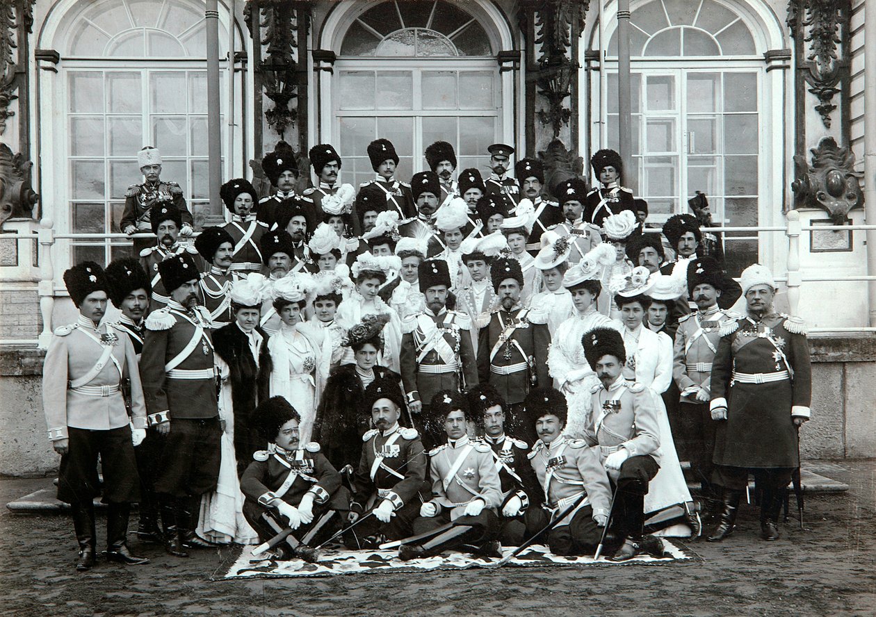 Rysk kejsarfamilj utanför Katarinapalatset, Tsarskoye Selo, Ryssland, tidigt 1900-tal. av K. von Hahn