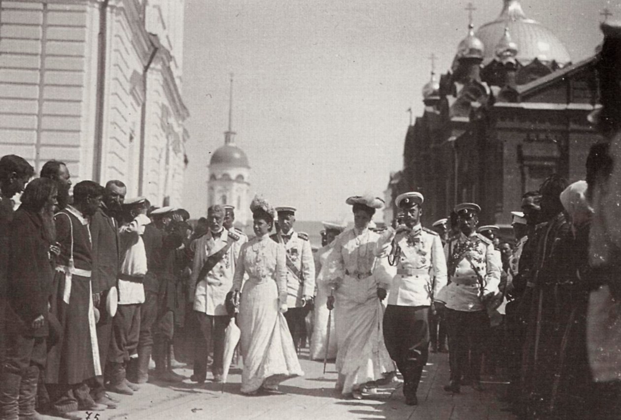 Den ryska kungafamiljen besöker Sarov-klostret, Ryssland, 1903 av K. von Hahn