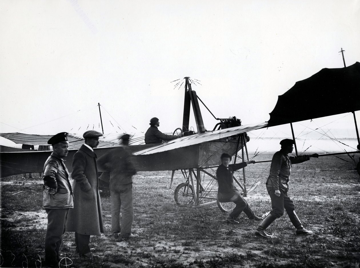 Ett plan som startar eller landar på ett flygfält nära St. Petersburg, 1911 av Karl Karlovich Bulla