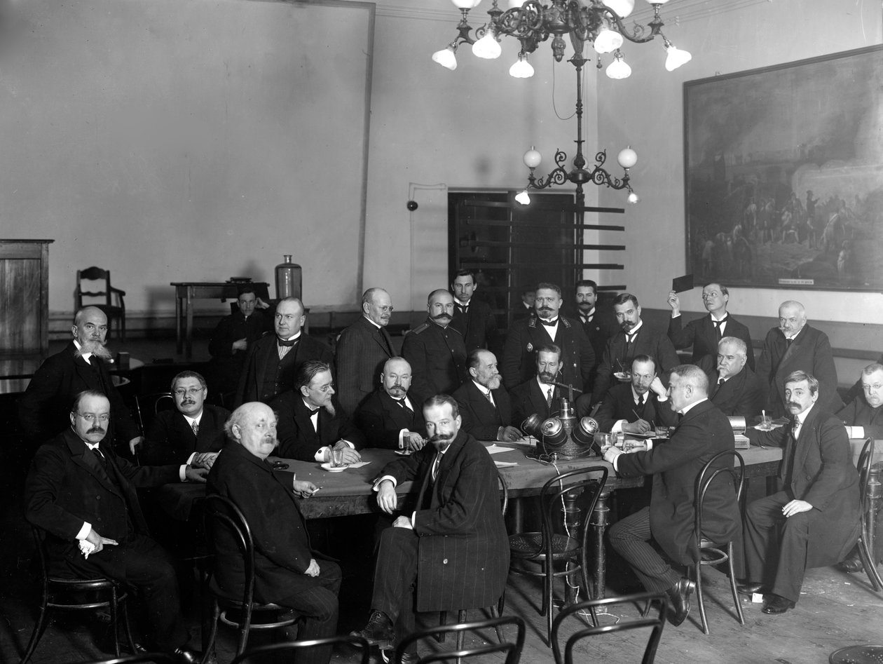 Medlemmar av Imperial Technical Society vid ett möte tillägnat 75-årsdagen av fotografi, 1914 av Karl Karlovich Bulla