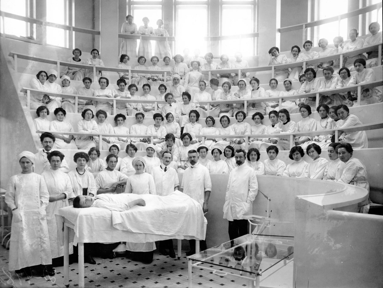 Studenter vid Kvinnomedicinska institutet i teatern under en föreläsning, 1913 av Karl Karlovich Bulla