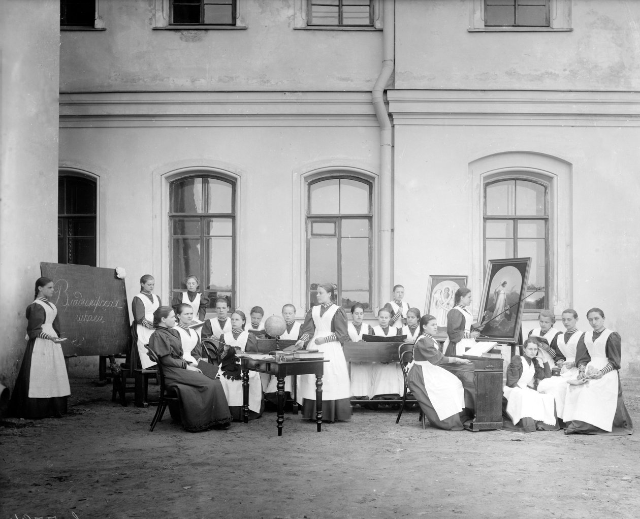 Vladimir Church School, St. Petersburg, 1909 av Karl Karlovich Bulla
