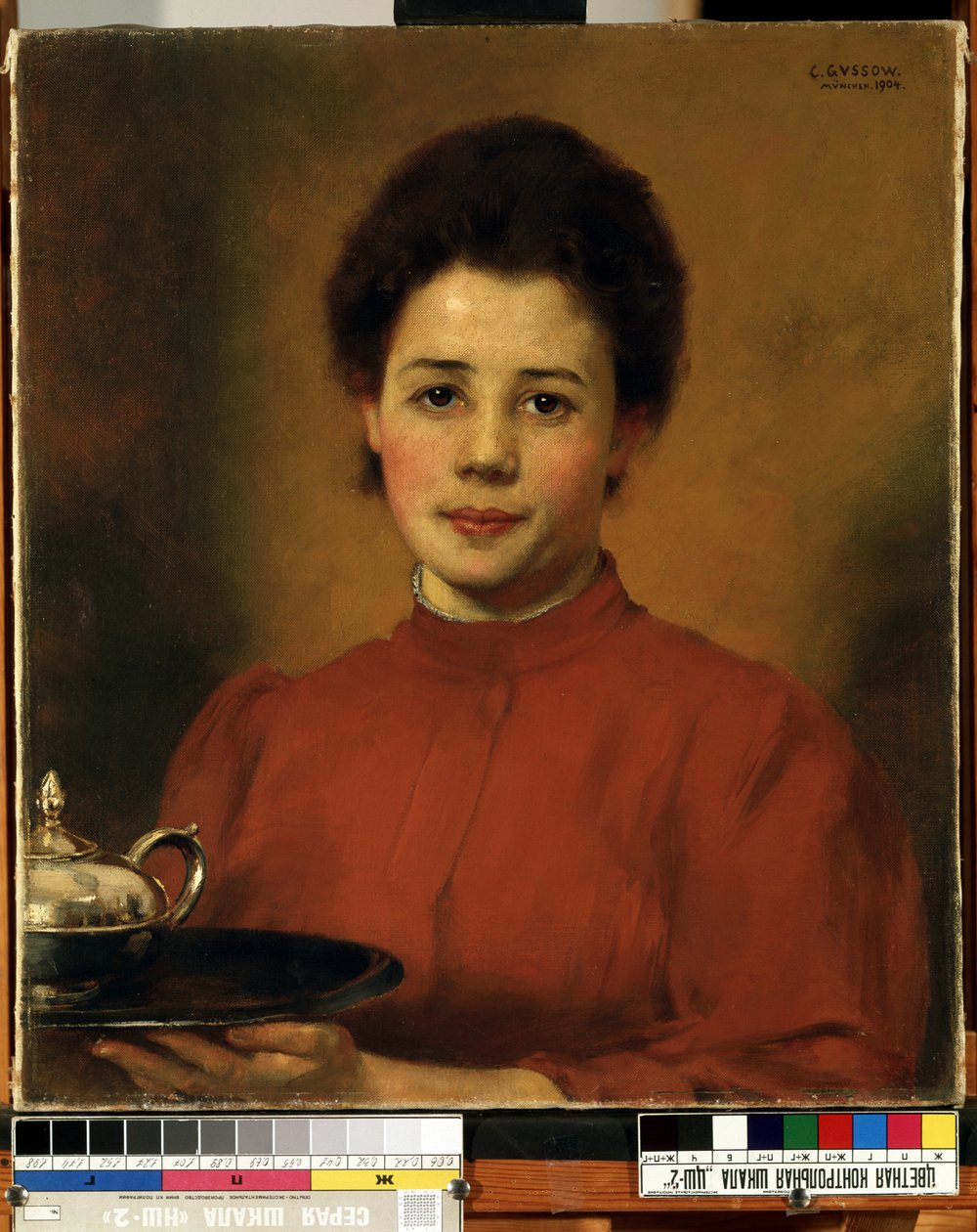 ""ung kvinna i rött"" porträtt av en kvinna som bär en bricka med en silvertekanna. (En kvinna i rött) Målning av Karl (Carl) Gusov (1843-1907) 1904 Mikalojus Konstantinas Ciurlionis Fine Arts Museum, Kaunas, Litauen av Karl Gussow