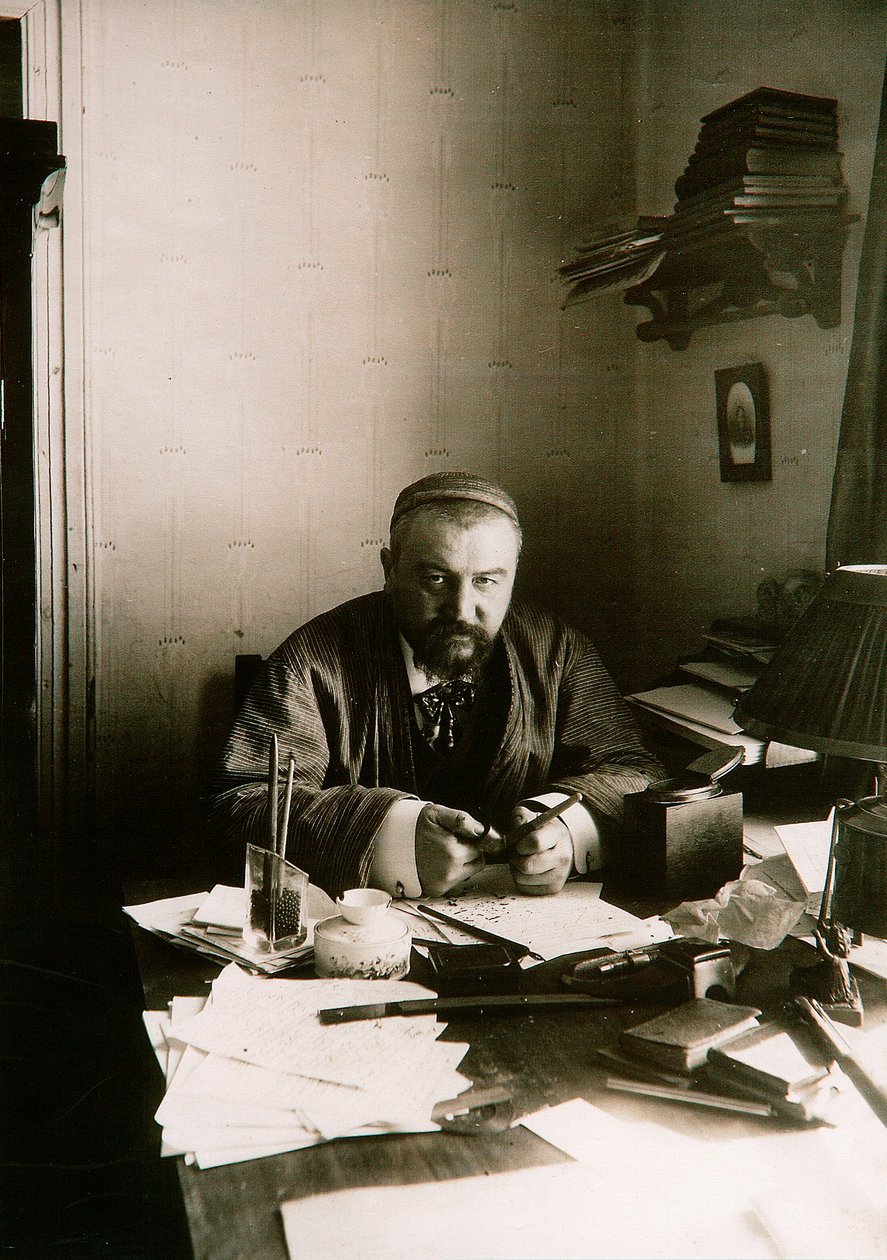 Alexander Kuprin, rysk författare, vid sitt skrivbord, Gatchina, Ryssland, tidigt 1900-tal. av Karl Karlovich Bulla