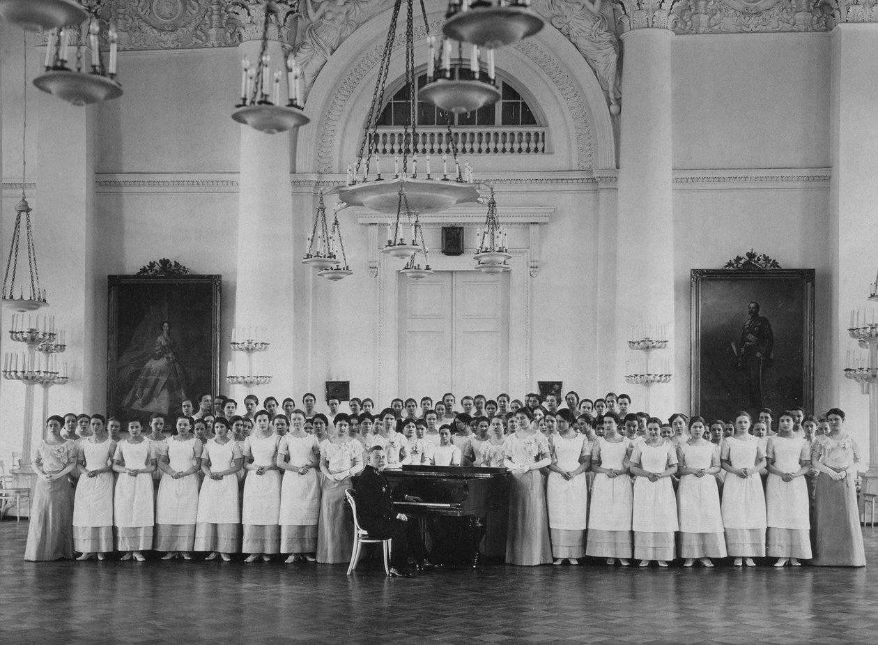 Elever från Smolny Institute for Noble Maidens vid en musiklektion, ca. 1913 av Karl Karlovich Bulla